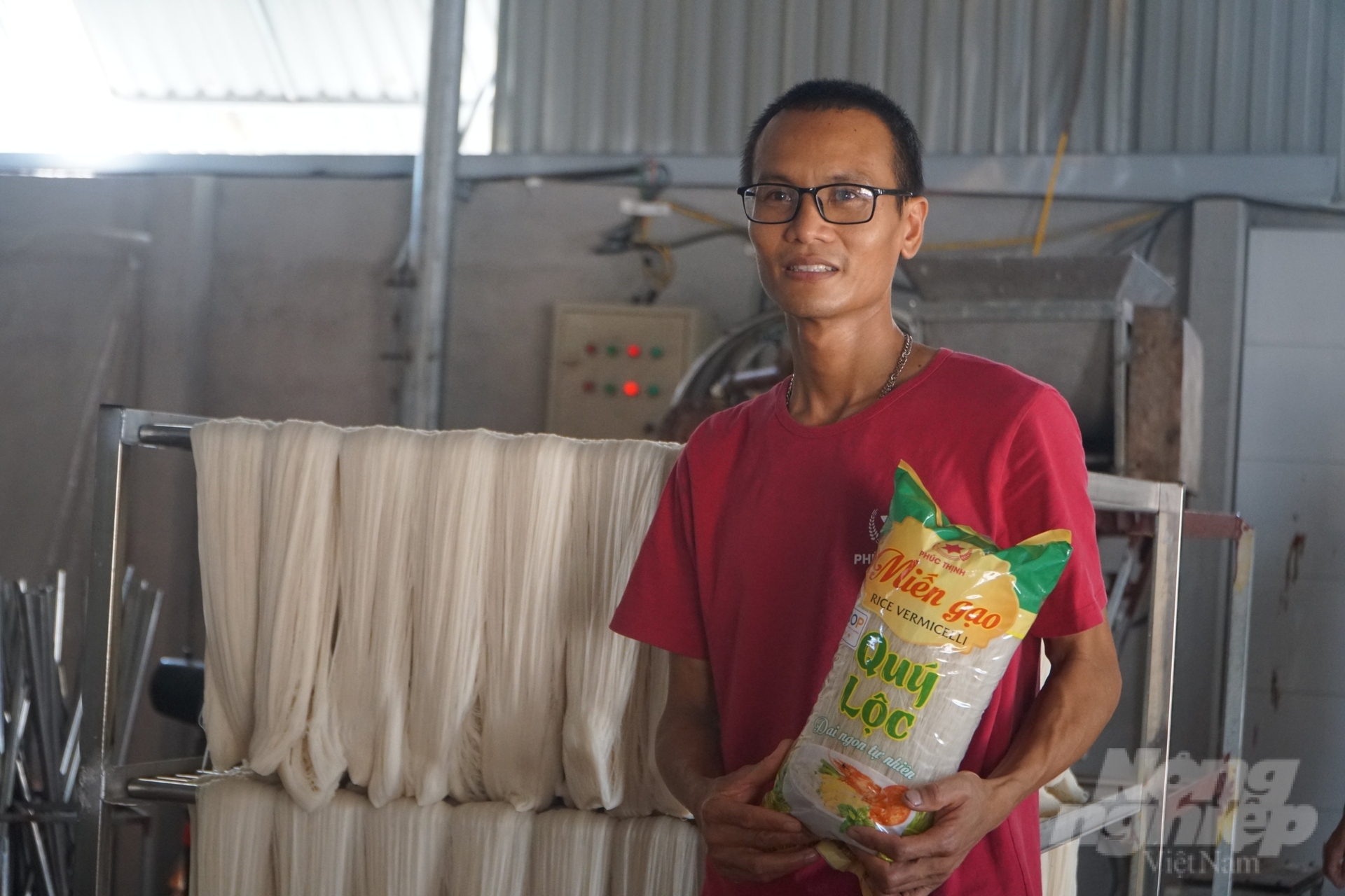 Anh Trịnh Đình Nhạc, chủ cơ sở sản xuất miến gạo Phúc Thịnh. Ảnh: Quốc Toản.