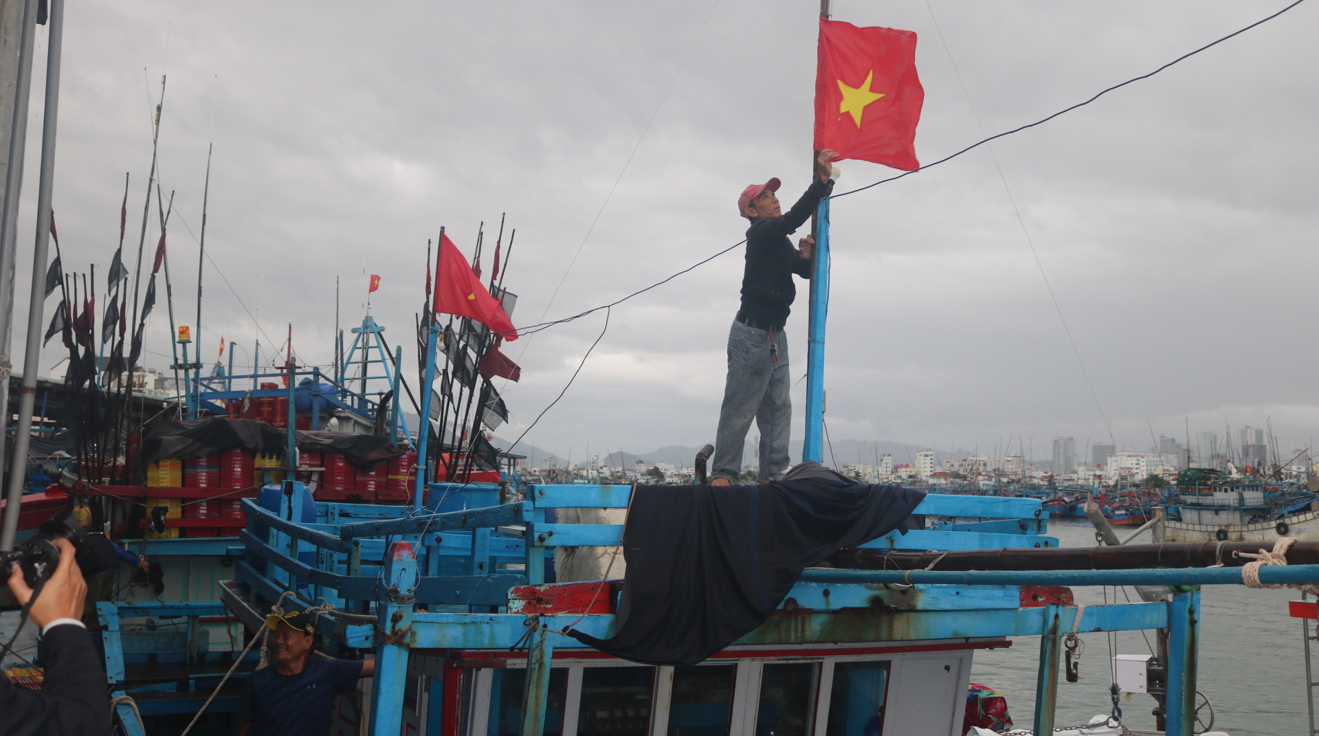 Thời gian qua, ngư dân Khánh Hòa ngày đêm bám biển vừa phát triển kinh tế, vừa bảo vệ chủ quyền biển đảo của Tổ quốc. Ảnh: KS.