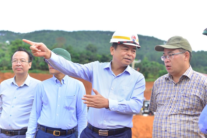 Deputy Minister of Agriculture and Rural Development Nguyen Hoang Hiep (2nd from right) led the delegation of the National Steering Committee for Natural Disaster Prevention and Control to inspect the landslide situation at Dong Thanh reservoir (Lam Ha district, Lam Dong). Photo: Minh Hau.