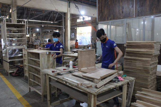 Các doanh nghiệp ngành gỗ đẩy mạnh sản xuất, nắm bắt thời cơ khi các thị trường nhập khẩu gỗ Việt Nam đang phục hồi. Ảnh: Trần Trung.