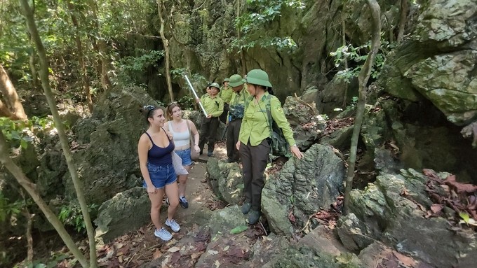 Forest rangers communicate, introduce, and guide foreign tourists to comply with regulations on forest protection. Photo: Dinh Muoi.
