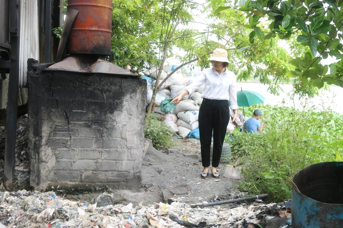 Một xưởng tái chế phế liệu ở phường Tràng Minh, nằm sát bờ sông Đa Độ, hệ thống nước thải xả thẳng ra sông. Ảnh: Đinh Mười.