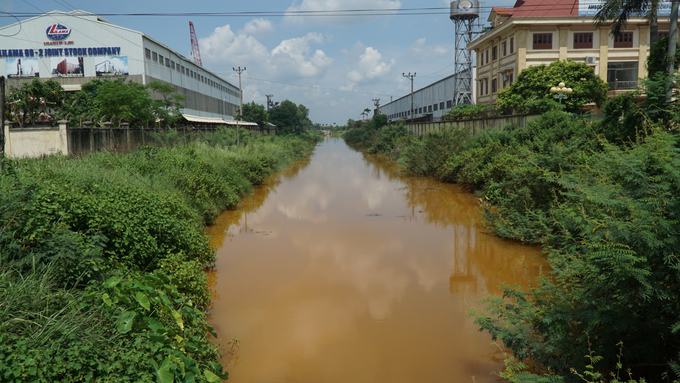Một doanh nghiệp trên địa bàn xã Quang Trung, huyện An Lão xả thải ra hệ thống thủy lợi Đa Độ. Ảnh: Đinh Mười.