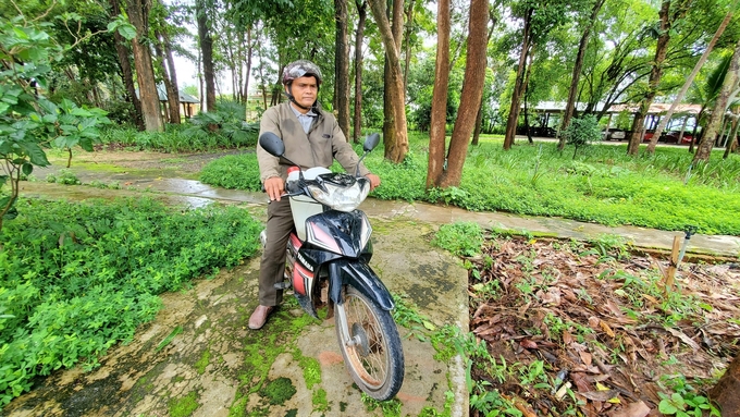 Mr. Y Mat, previously the owner of elephant Y Khun, participated in the Tanh Linh elephant relocation campaign in 2001. He is now a ranger in Yok Don National Park. Photo: Bao Thang.