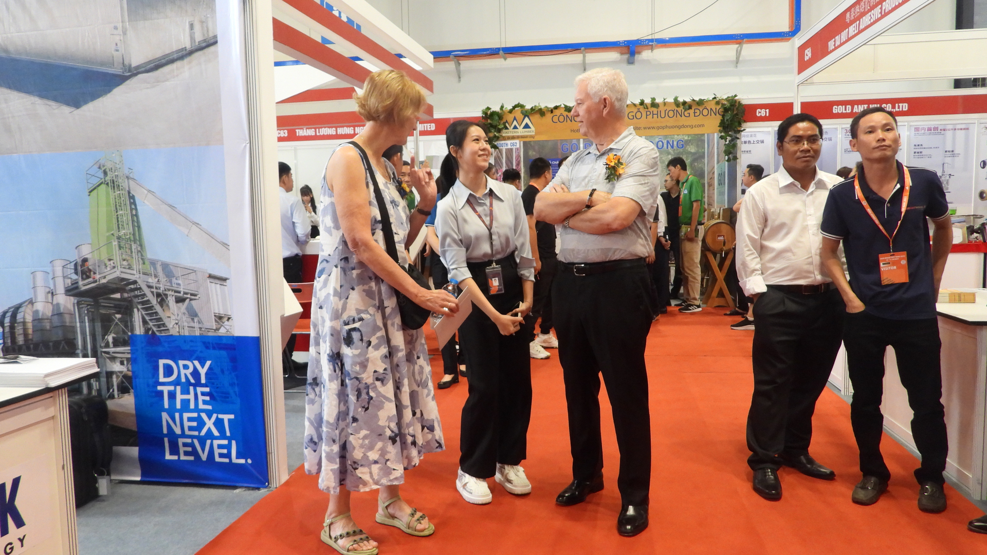 Representatives of businesses meet and exchange at the Fair. Photo: Tran Trung.