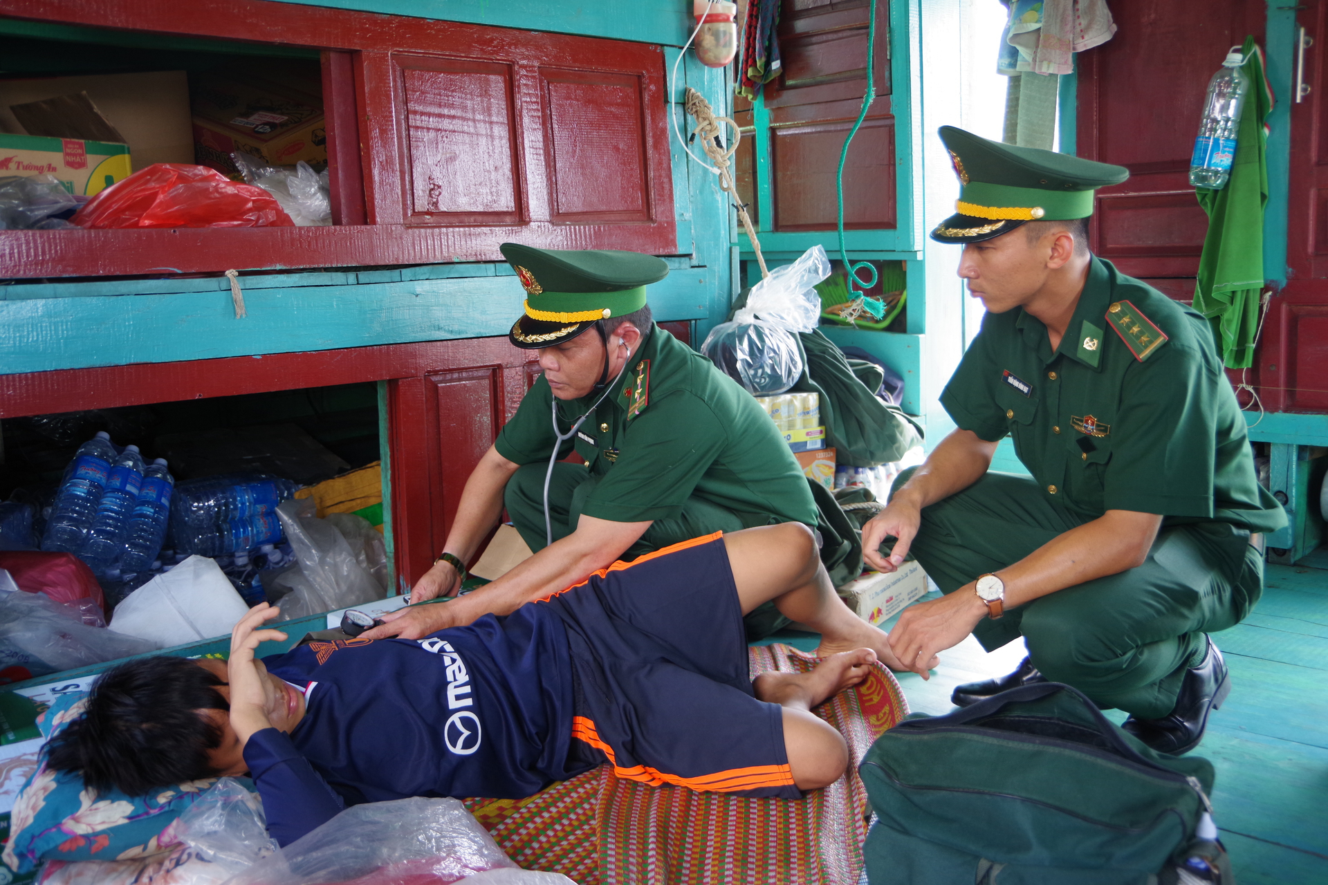 Quân y Bộ đội Biên phòng tỉnh Bình Định chăm sóc sức khỏe ban đầu cho thuyền viên gặp nạn. Ảnh: V.Đ.T.