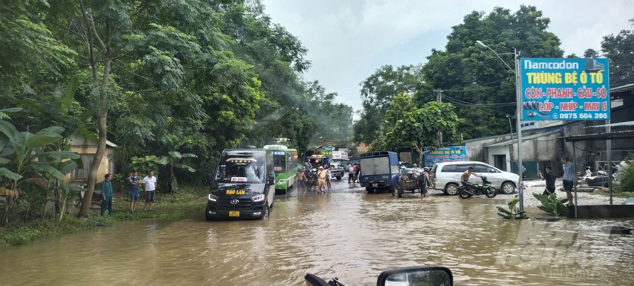 Mưa lớn gây ngập úng cục bộ khiến Quốc lộ 2C đoạn qua địa bàn huyện Hàm Yên bị ách tắc giao thông trong nhiều giờ.