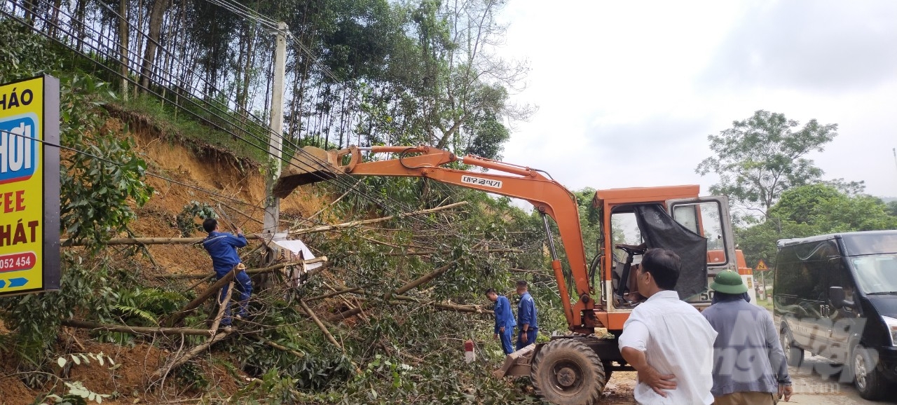 Chính quyền địa phương huy động người và phương tiện đến hiện trường khắc phục hậu quả.