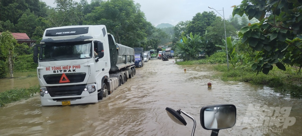 Tính đến 11h ngày 9/8, tuyến Quốc lộ 2C đoạn Km37 qua địa phận huyện Hàm Yên vẫn ách tắc, giao thông chưa được thông tuyến. 