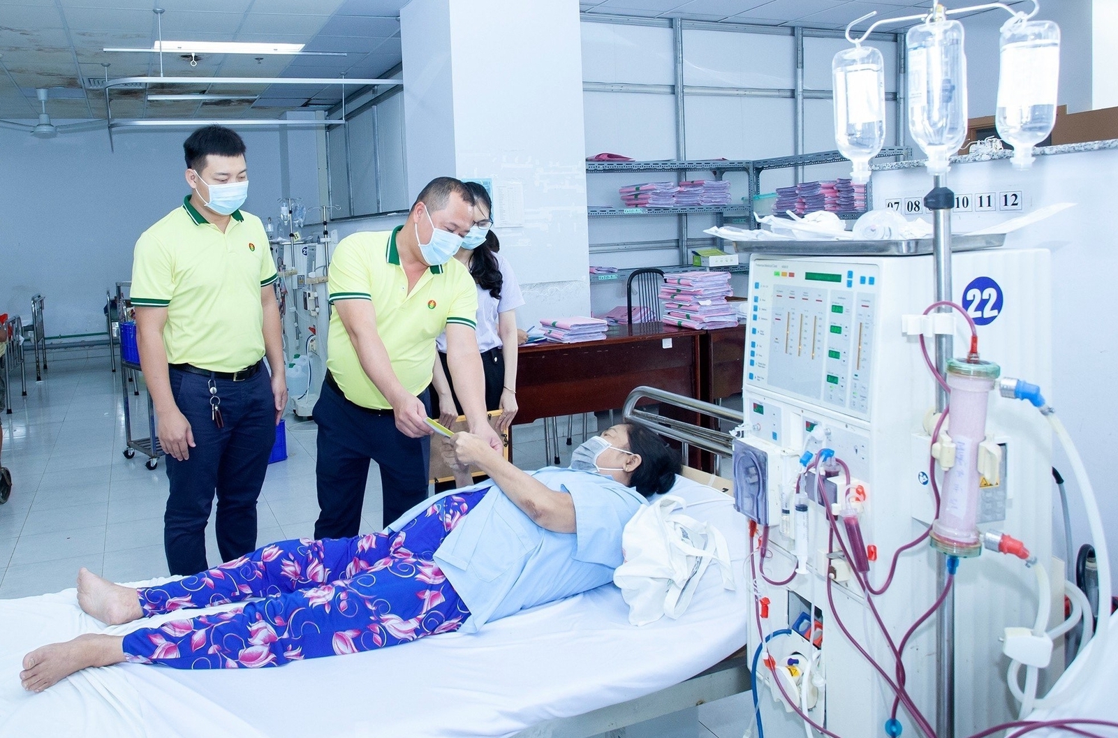 Cán bộ, nhân viên Phân bón Cà Mau thăm hỏi tặng quà các bệnh nhân có hoàn cảnh khó khăn đang phải nằm viện tại TP Cần Thơ.