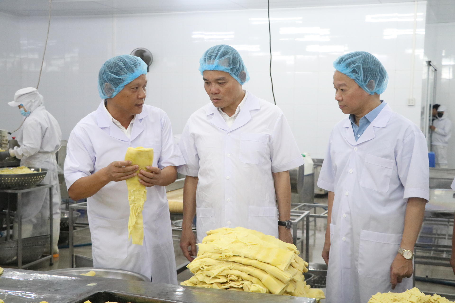 Phó Thủ tướng Trần Lưu Quang thăm khu thu mua và chế biến măng của công ty Yamazaky. Ảnh: Thanh Hùng.