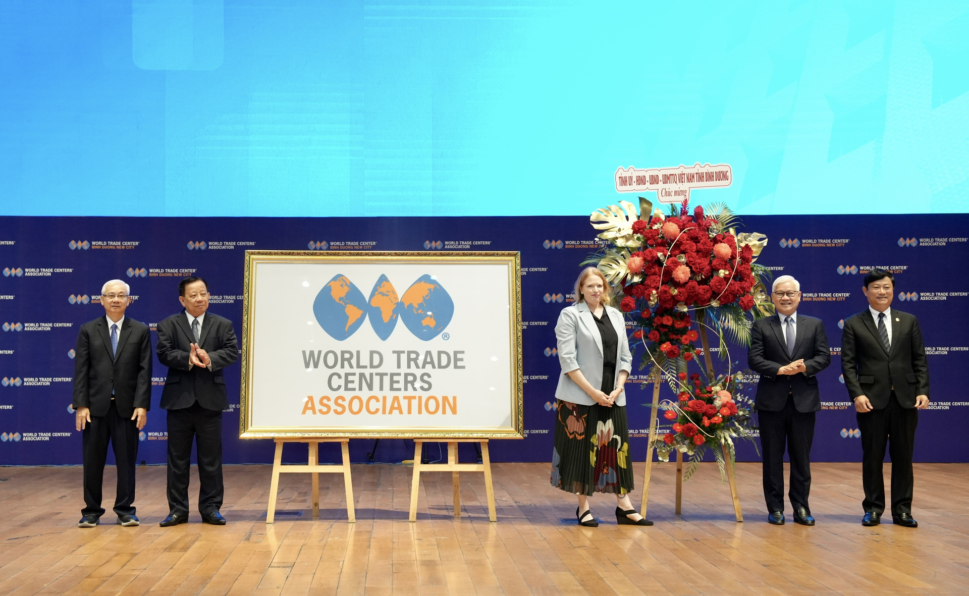 Lãnh đạo tỉnh Bình Dương tăng hoa cho Đại diện Hiệp hội Trung tâm Thương mại thế giới.