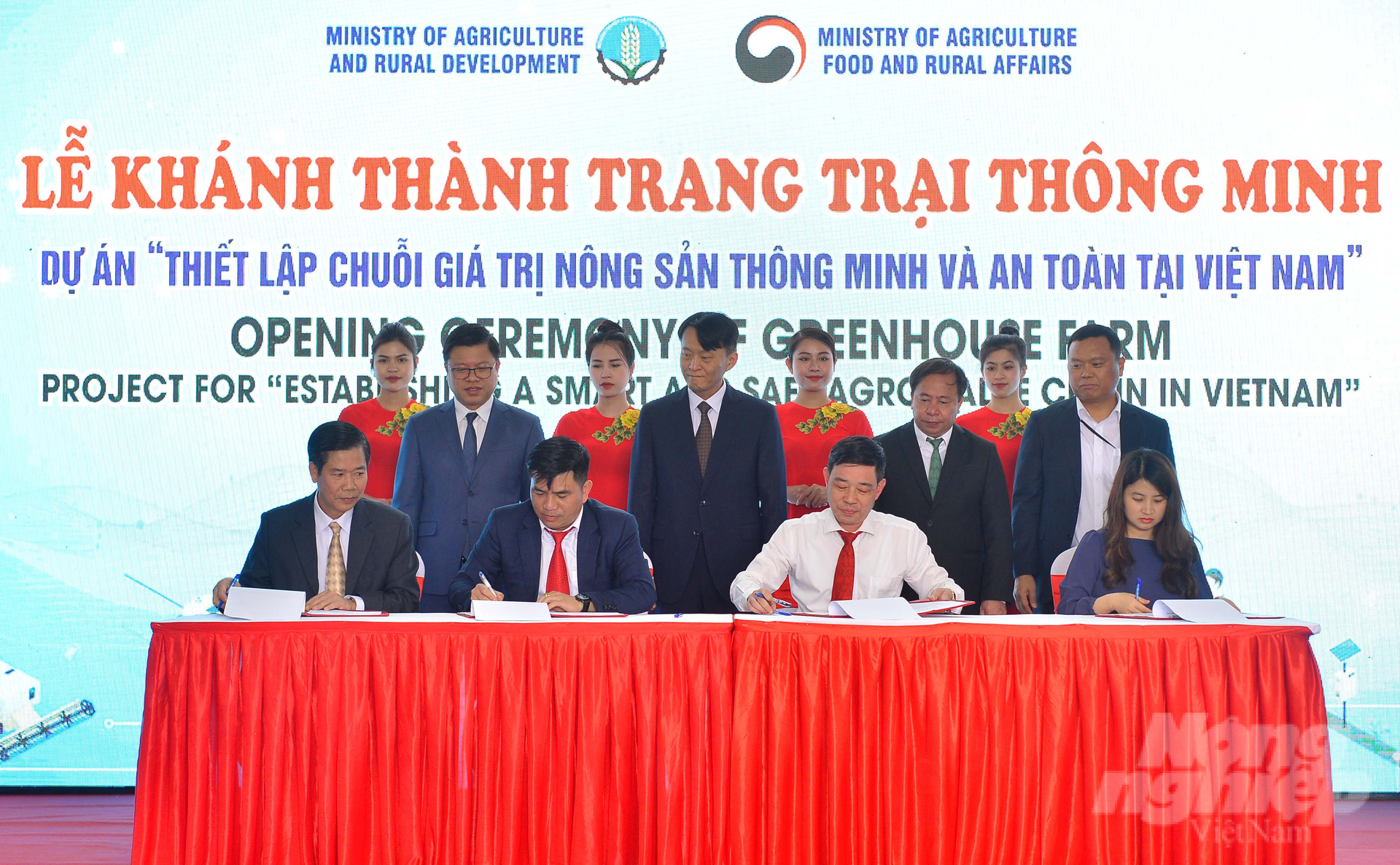 The signing ceremony of a cooperation agreement between partners. Photo: Minh Hau.