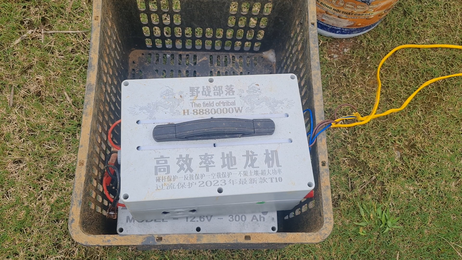 Bình kích điện bắt giun đất bị thu giữ ở Lai Châu. Chính quyền thành phố Lai Châu yêu cầu báo cáo về nạn kích điện bắt giun đất trước 10/8. Ảnh: Hải Đăng.
