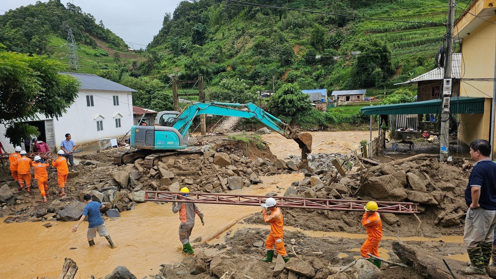 Do mưa lớn, sạt lở, việc vận chuyển các thiết bị, cát, đá sỏi, xi măng vào nơi xảy ra sự cố mất điện hoàn toàn bằng sức người.