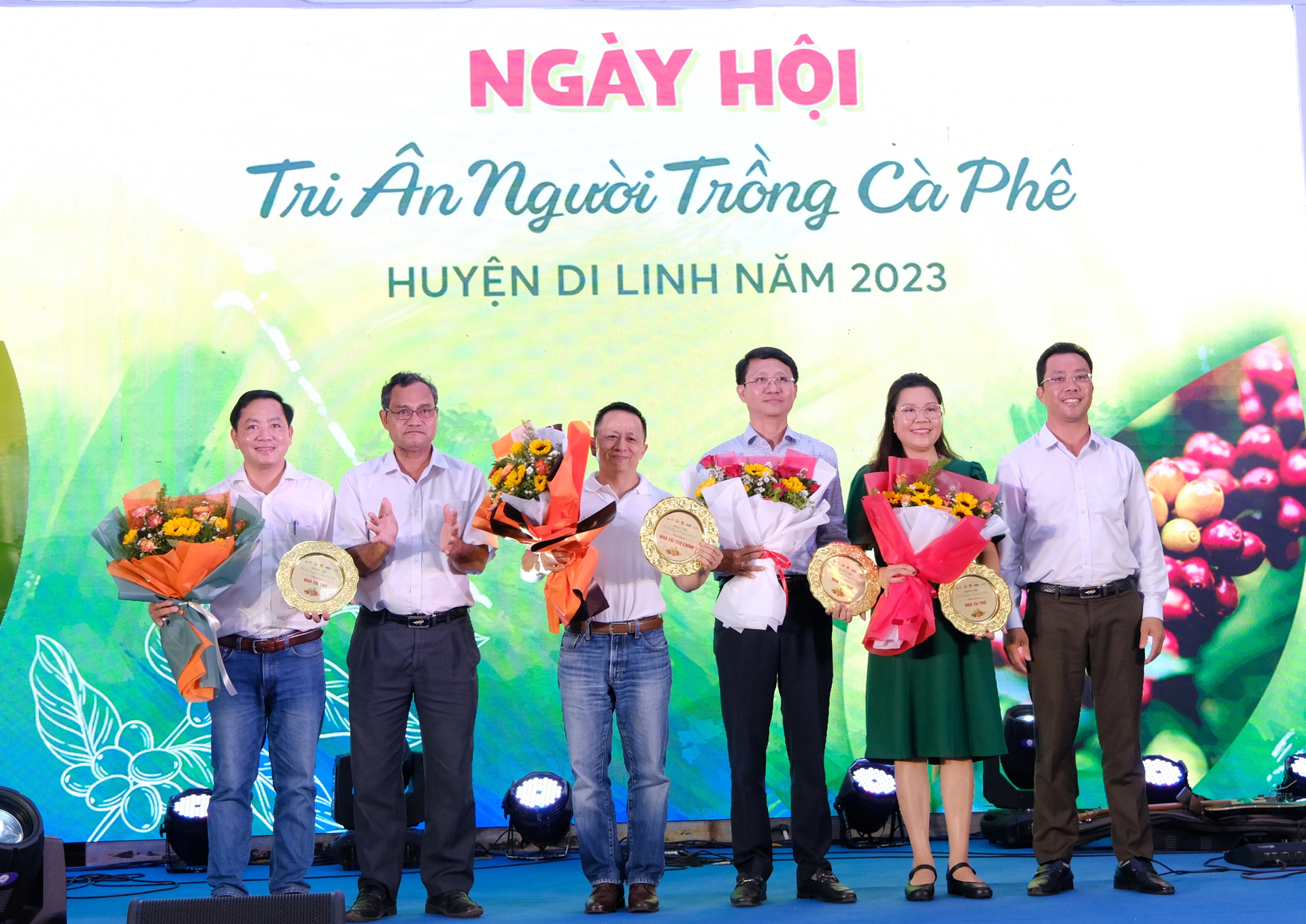 Huyện Di Linh tổ chức Ngày hội tri ân người trồng cà phê. Ảnh: N.N.