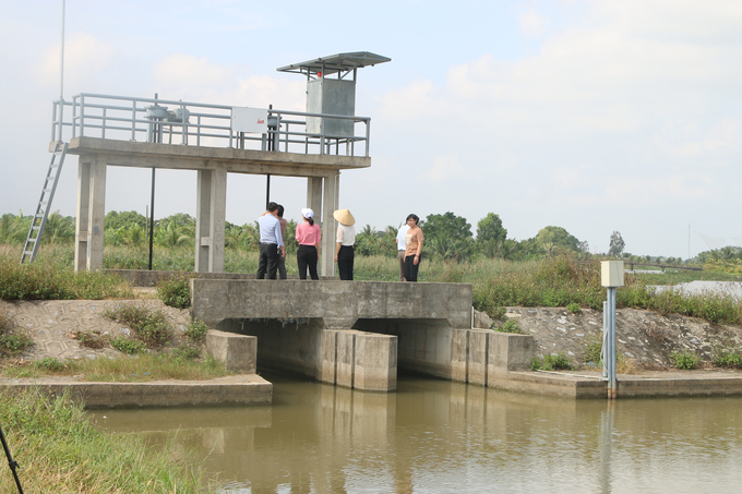 Officers of Da Do Company checked the automatic monitoring system to prepare for the new production season. Photo: Dinh Muoi.