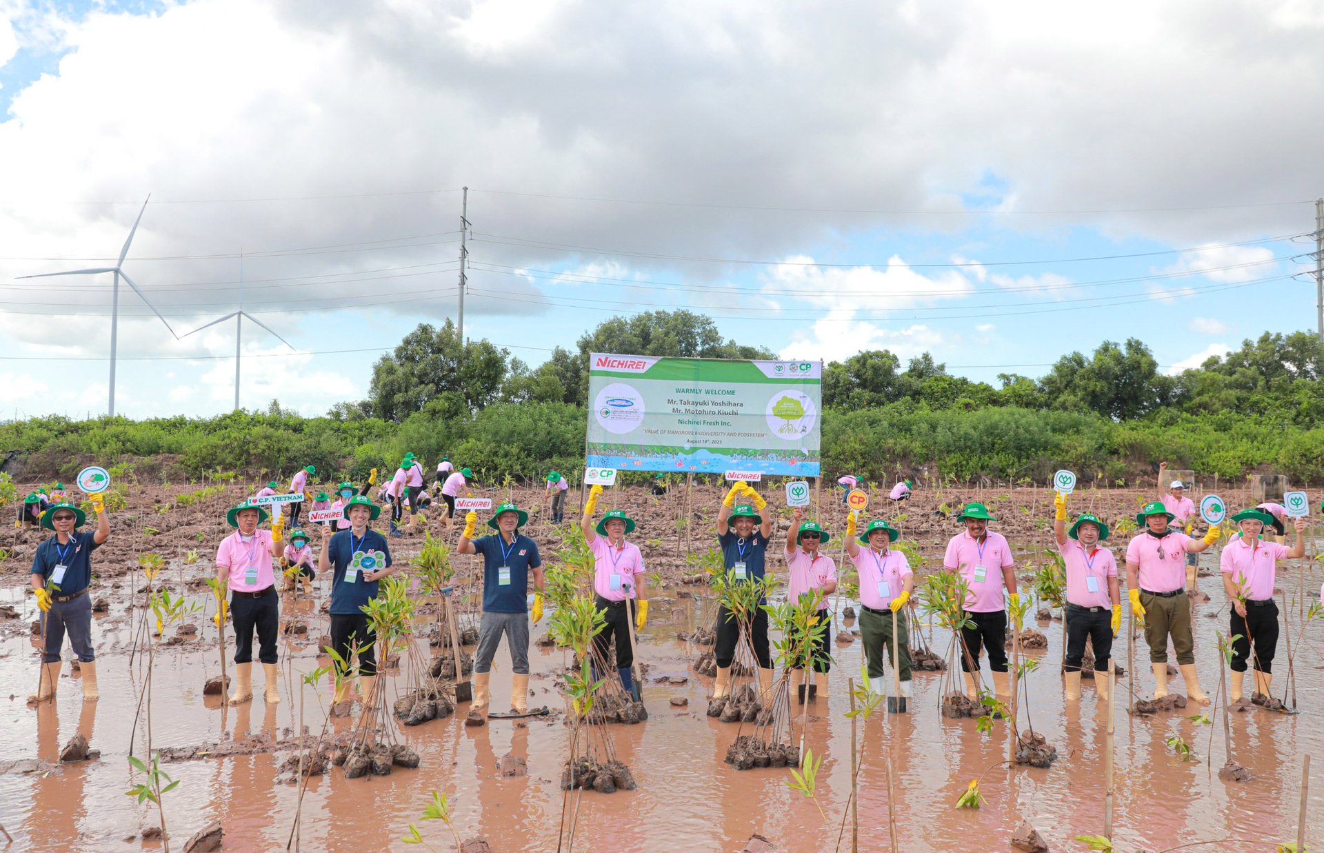 Các tình nguyện viên của C.P. Việt Nam và Nichirei Fresh Inc trồng cây tại vùng nuôi tôm thương phẩm của trại C.P. Bạc Liêu.