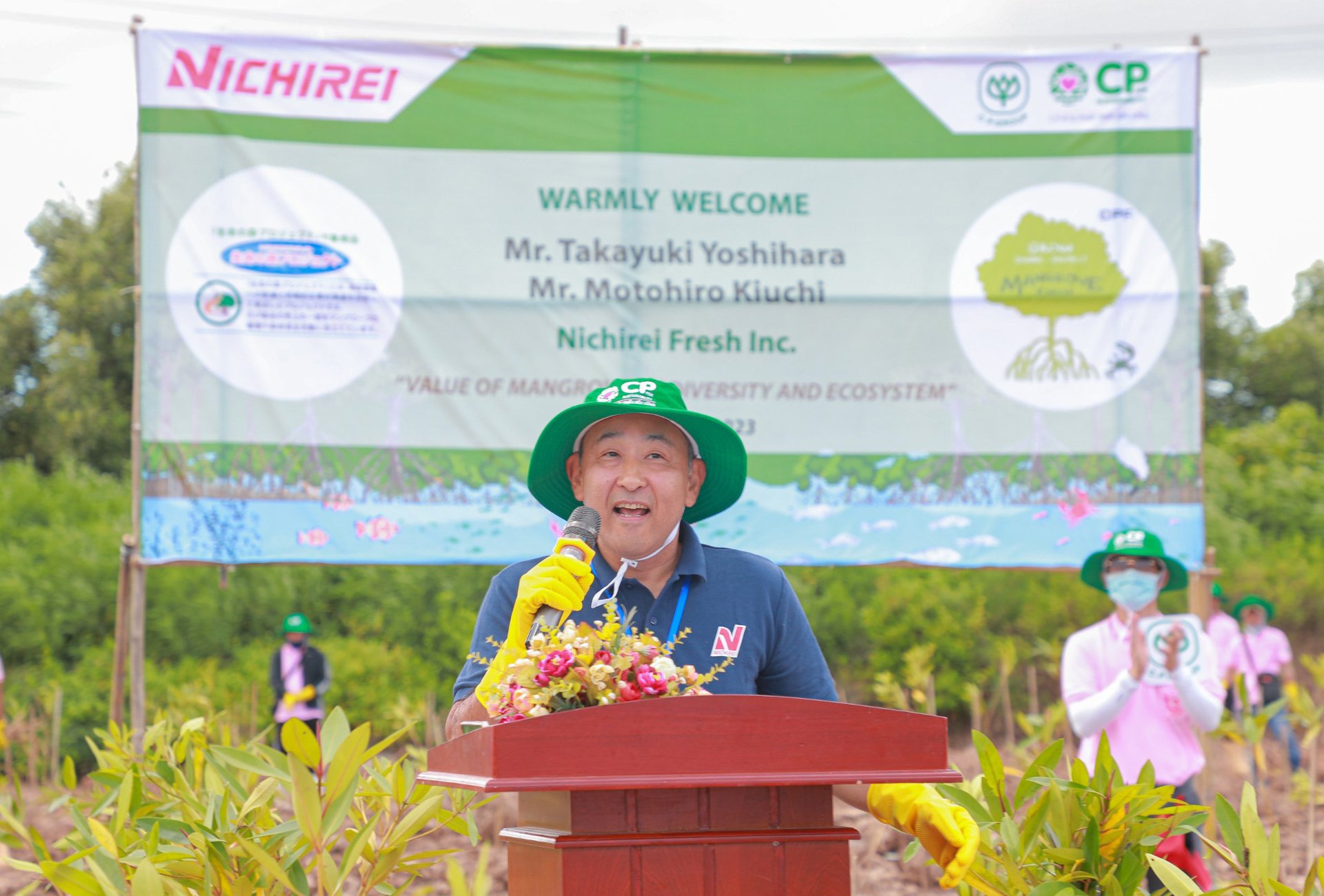 Ông Takayuki Yoshihara, Giám đốc điều hành công ty Nichirei Fresh Nhật Bản, phát biểu tại chương trình và tham gia trồng cây.