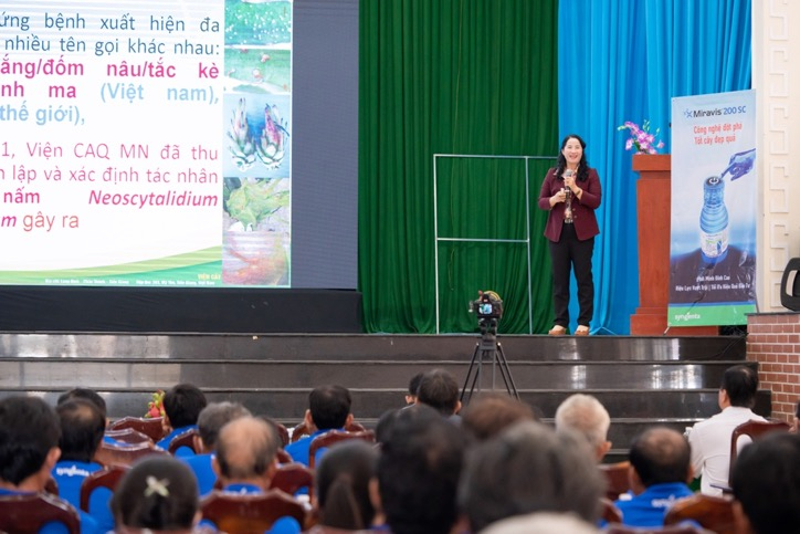 TS Đặng Thị Kim Uyên đã có những chia sẻ hữu ích về quản lý bệnh đốm nâu trên cây thanh long.