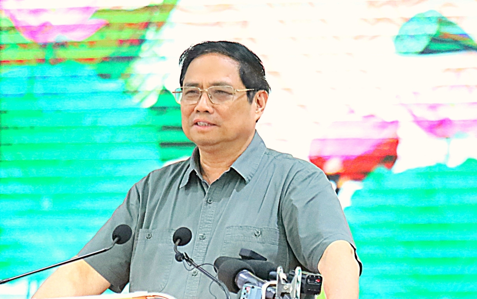 Thủ tướng Chính phủ Phạm Minh Chính yêu cầu các bộ, ngành và địa phương vùng ĐBSCL nâng cao nhận thức về sự nguy hại và hậu quả của sạt lở ở ĐBSCL. Ảnh: Kim Anh.