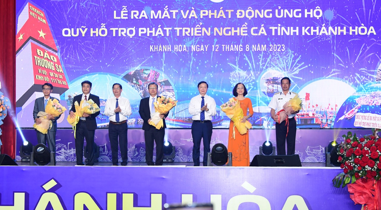 Phó Thủ tướng Chính phủ Trần Hồng Hà (thứ 3 từ phải sang) cùng Chủ tịch UBND tỉnh Khánh Hòa Nguyễn Tấn Tuân (thứ 3 từ trái sang) tặng hoa chúc mừng các thành viên Hội đồng quản lý Quỹ hỗ trợ phát triển nghề cá Khánh Hòa. Ảnh: BTC.