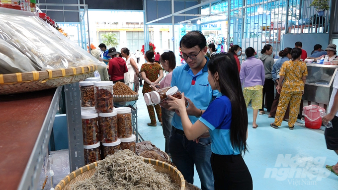 Chợ hải sản trở thành điểm dừng chân mua sắm đáng tin cậy của du khách và nhân dân thành phố Vũng Tàu. Ảnh: Minh Sáng.