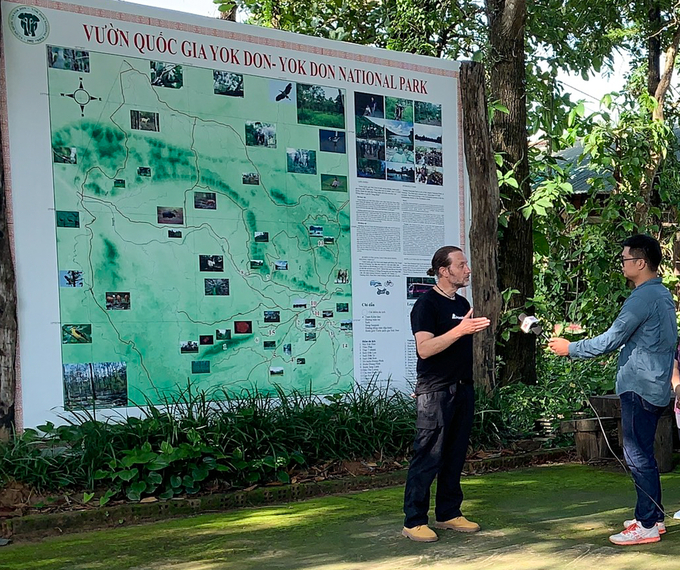 Giám đốc Phúc lợi động vật của Animals Asia - David Neale (bìa trái) trả lời phỏng vấn Báo Nông nghiệp Việt Nam. Ảnh: Trần Anh.