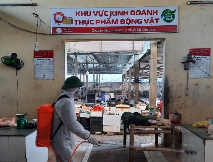 Cán bộ thú y cơ sở tại Thanh Hóa thực hiện công tác khử trùng tại chợ buôn bán thực phẩm tươi sống. Ảnh: Quốc Toản.
