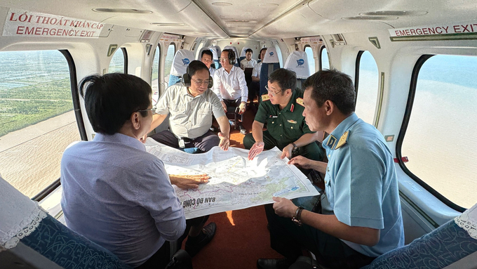 Thủ tướng thị sát tình hình sạt lở ven biển các tỉnh Sóc Trăng, Bạc Liêu, Cà Mau bằng máy bay trực thăng. Ảnh: VGP.