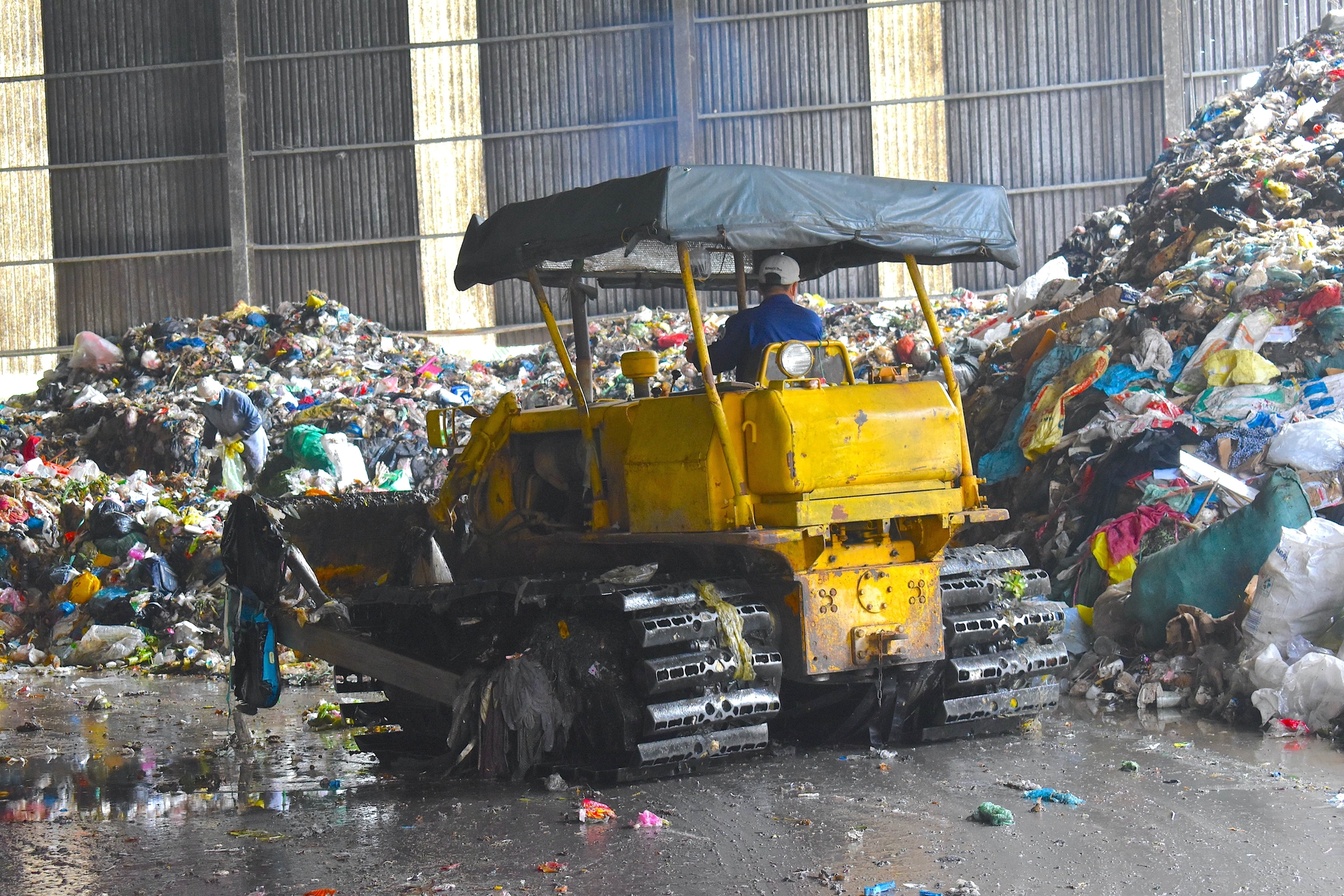 Lượng rác thải của tỉnh lưu chứa tạm thời tại nhà xưởng của Nhà máy xử lý rác thải Bến Tre đến ngày 10/8/2023 với khối lượng lên đến 4.420 tấn, khả năng thực hiện lưu chứa đến ngày 19/8/2023. Ảnh: Minh Đảm.