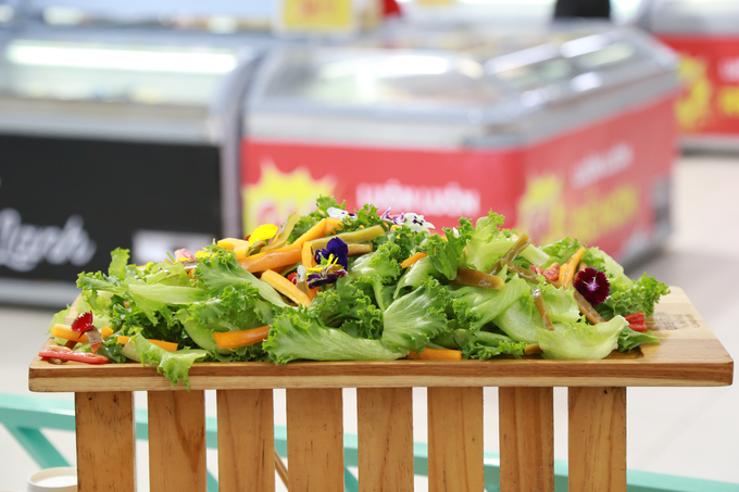 Hydroponic lettuce products are often processed into salads. When eaten, they have a sweet taste and crispy texture. Photo: Lam Hung.