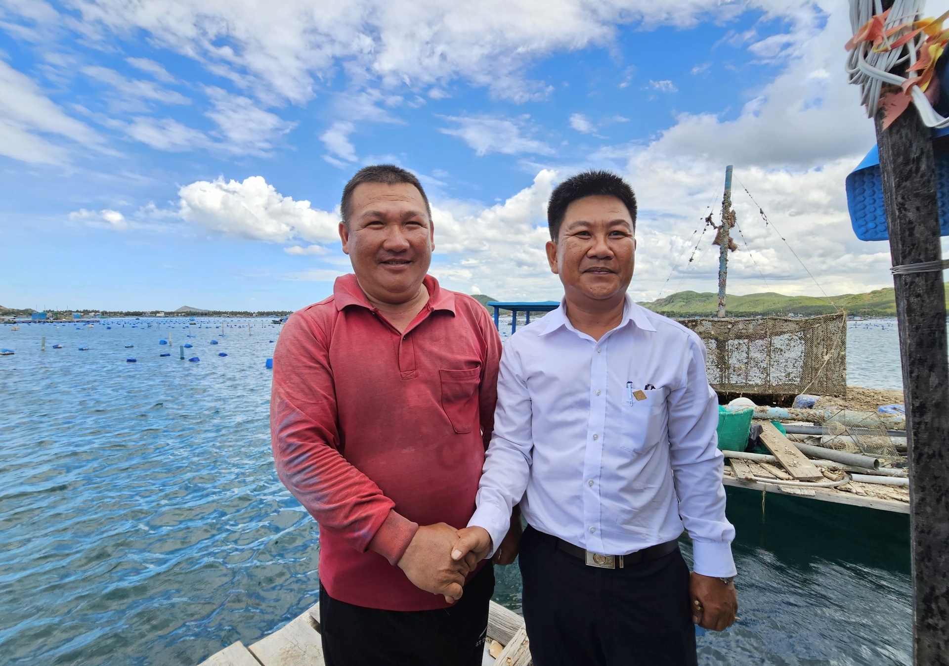 Nguyen Van Quang (red shirt) is one of the most prominent lobster farmers in Xuan Thinh commune, Song Cau town. Photo: KS.