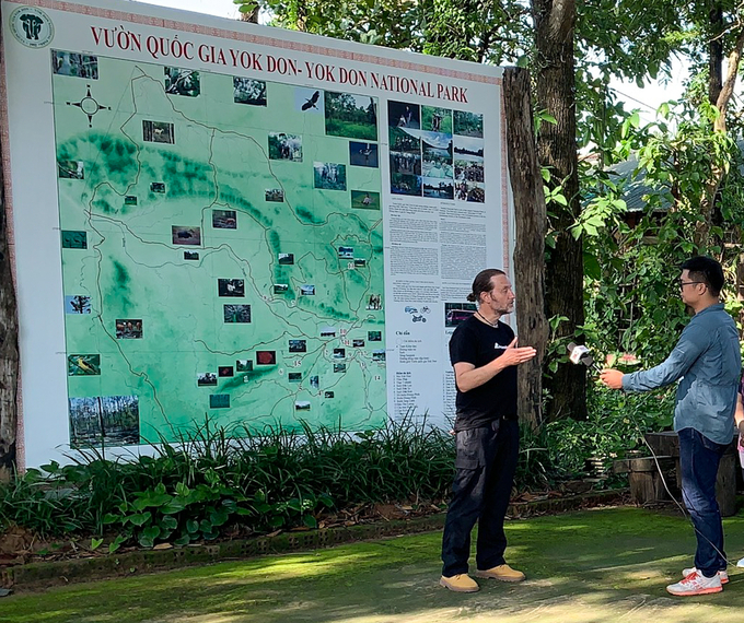 Animals Asia’s Director of Animal Welfare - David Neale (left), in an interview with Vietnam Agriculture Newspaper. Photo: Tran Anh.