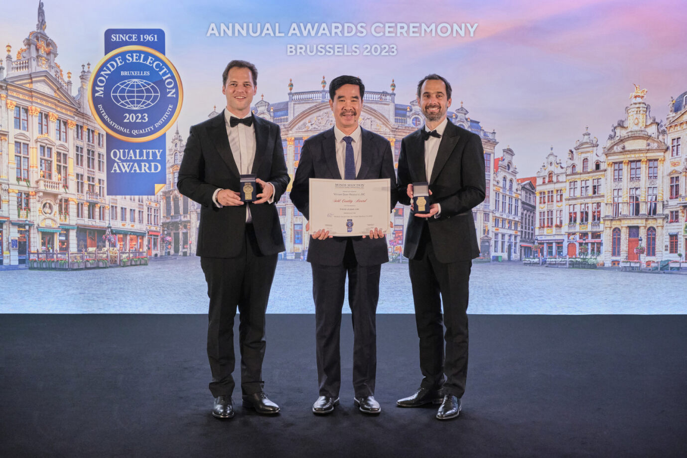 Ông Nguyễn Quốc Khánh, Giám đốc điều hành Nghiên cứu và Phát triển đại diện Vinamilk (ở giữa) nhận 2 giải Vàng về Chất lượng từ tổ chức Monde Selection.