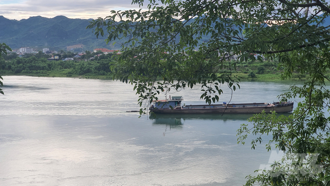 Thượng nguồn sông Đà đoạn cửa ngõ TP Hòa Bình. Ảnh: Kiên Trung.