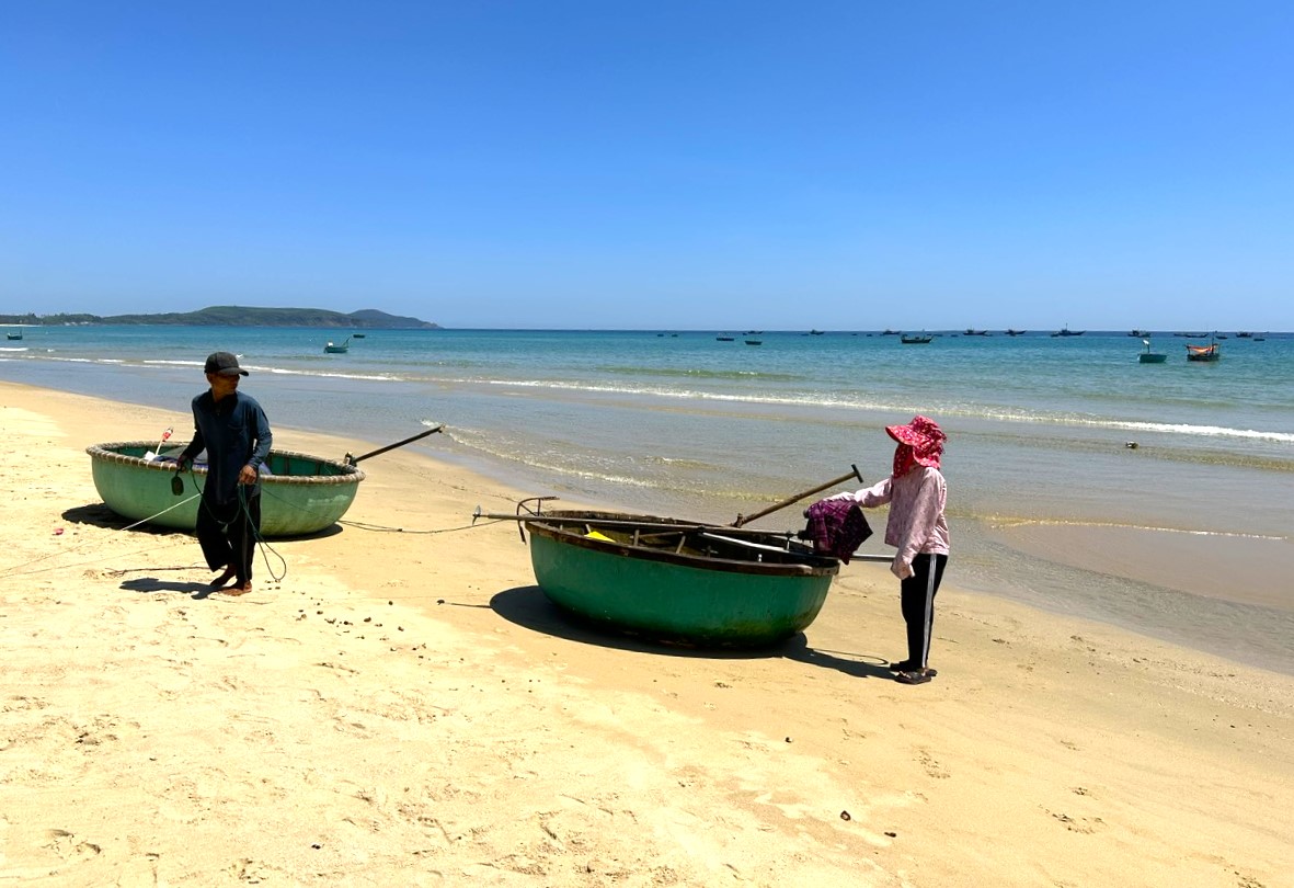 Hiện nay, vùng biển quanh Vịnh Việt Thanh là ngư trường khai thác của hàng trăm hộ dân ở xã Bình Trị (huyện Bình Sơn, Quảng Ngãi). Ảnh: L.K.