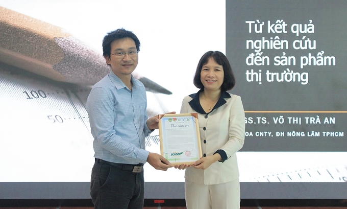 Dr. Do Xuan Hong expresses his gratitude towards businesses accompanying the Center. Photo: Tran Trung.