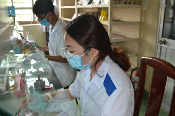 Students of the Department of Agronomy (Nong Lam University - HCMC) at the laboratory. Photo: Tran Trung.