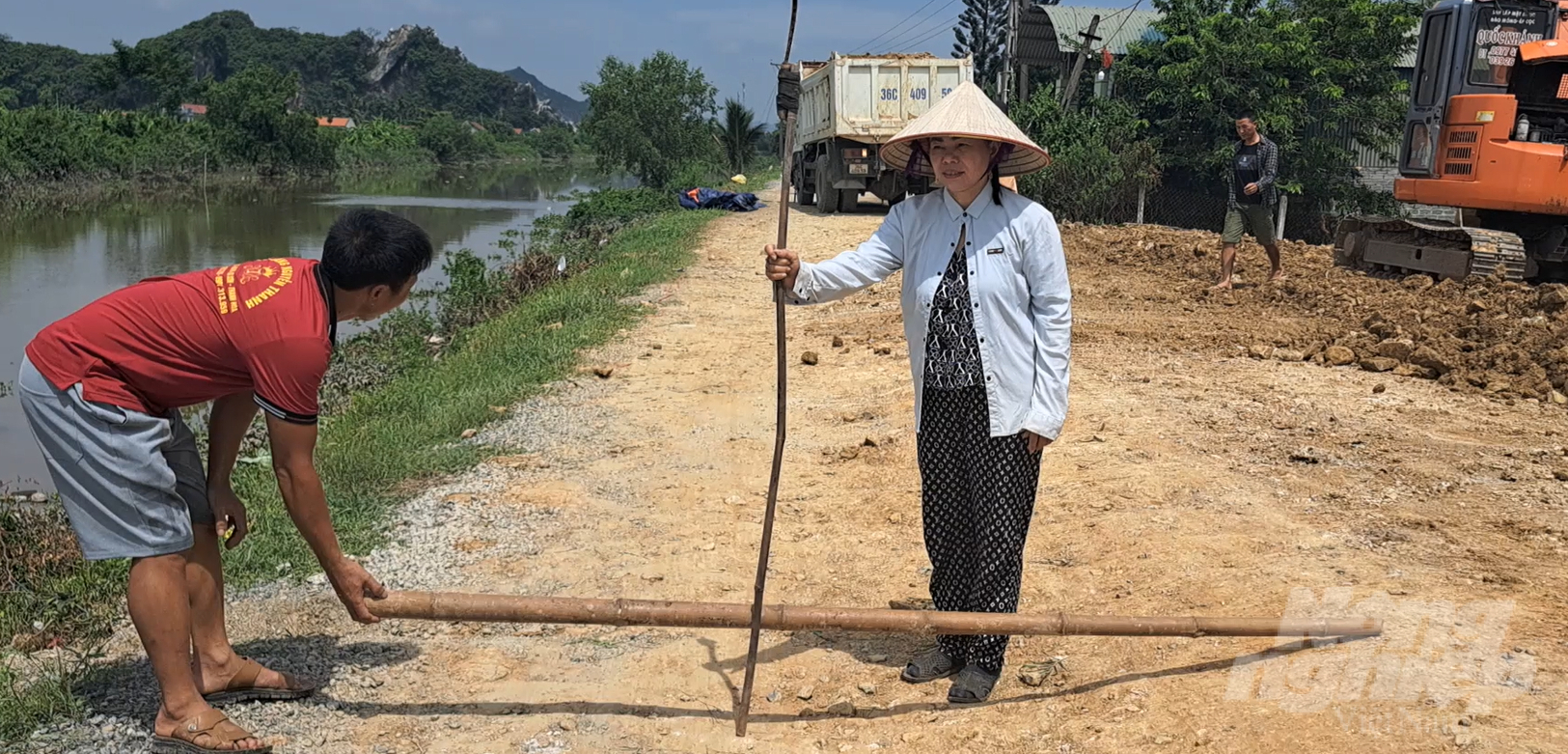 Mặt đê sông Càn lún sụt. Ảnh: Thanh Nga. 