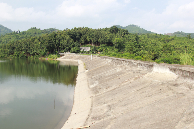 Đập thủy lợi hồ Chóp Dù (huyện Trấn Yên) mới được đầu tư nâng cấp đảm bảo an toàn. Ảnh: Thanh Tiến.