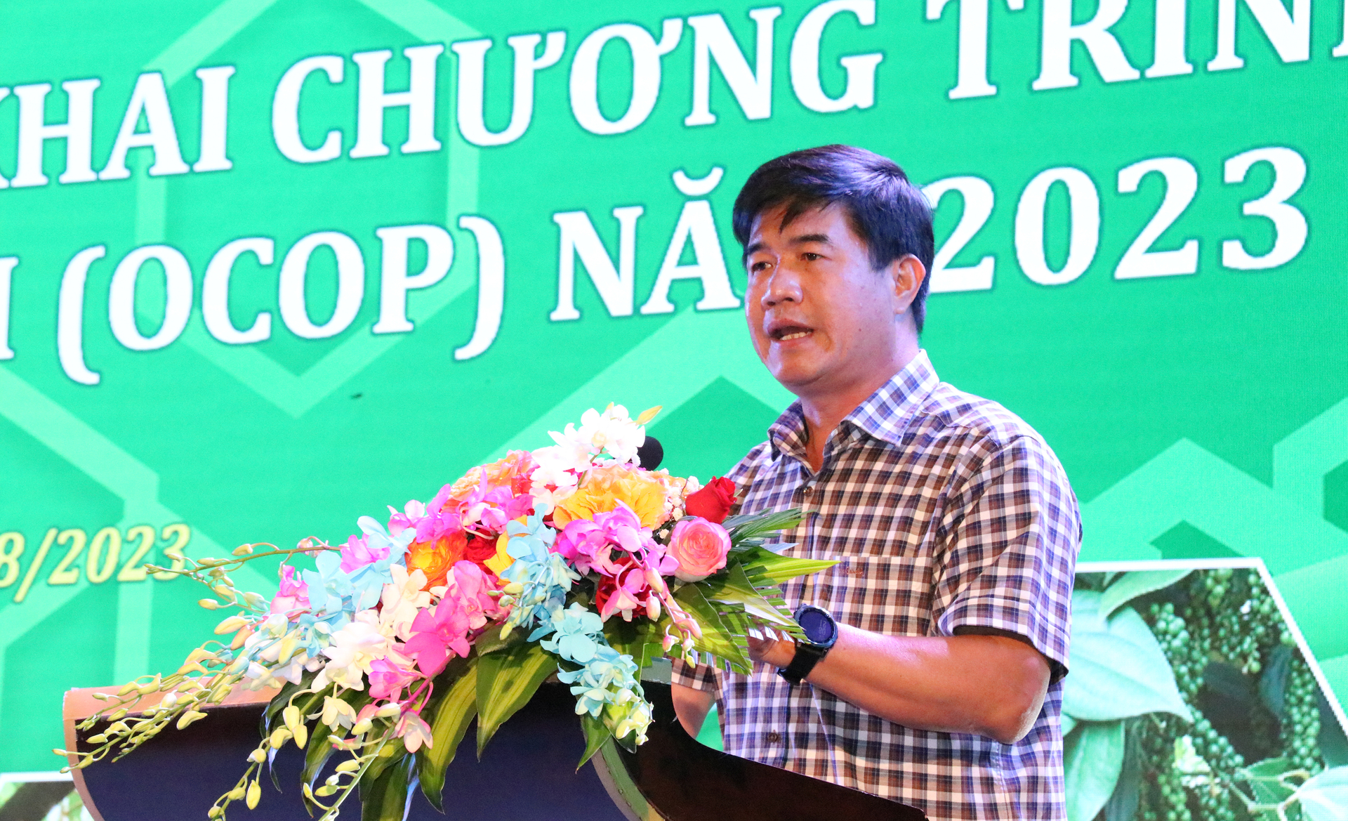 Ông Nguyễn Thiên Văn, Phó Chủ tịch UBND tỉnh Đắk Lắk phát biểu tại hội nghị. Ảnh: Quang Yên.