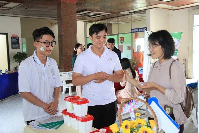 Students of Nong Lam University - HCMC presenting the products - the fruit of their research. Photo: Tran Trung.