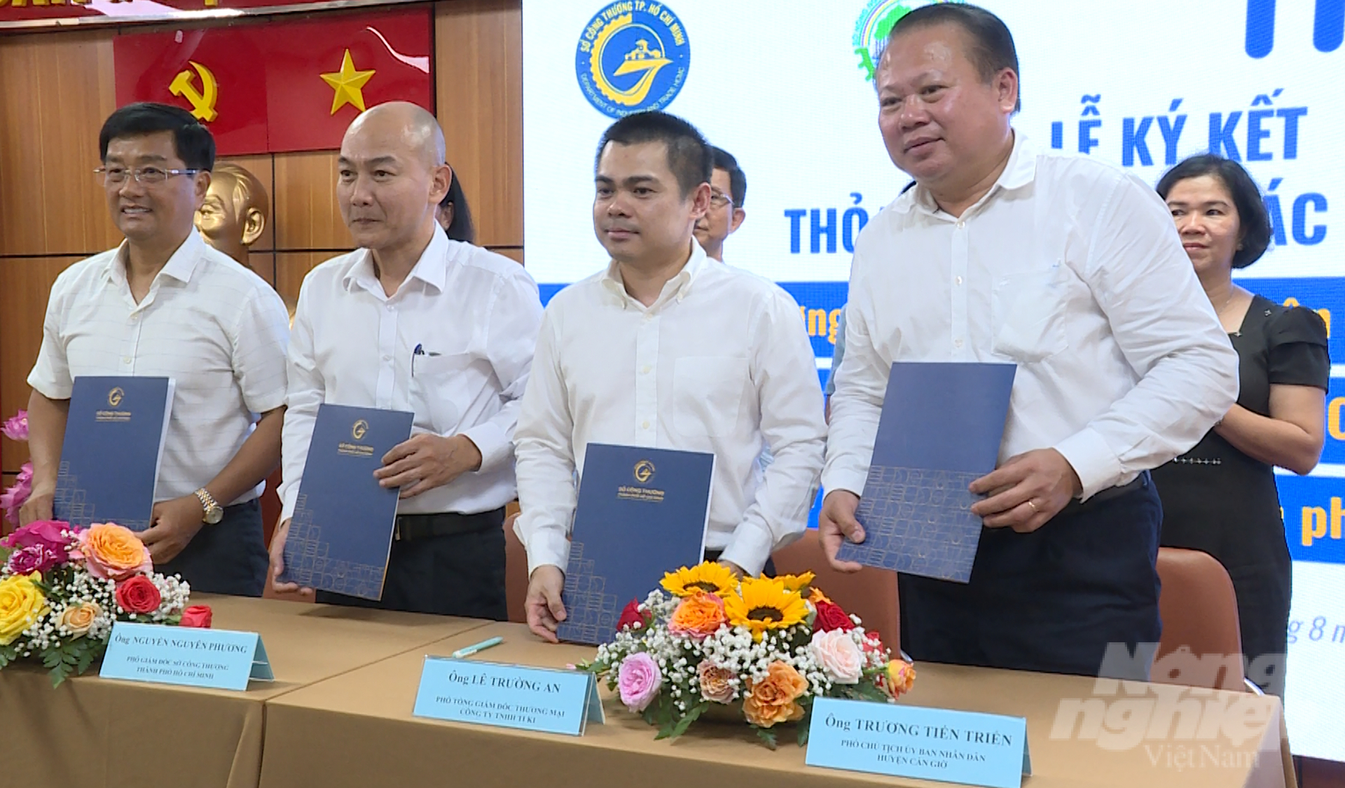 Ký kết hợp tác xây dựng thương hiệu nông sản Cần Giờ. Ảnh: Nguyễn Thủy.