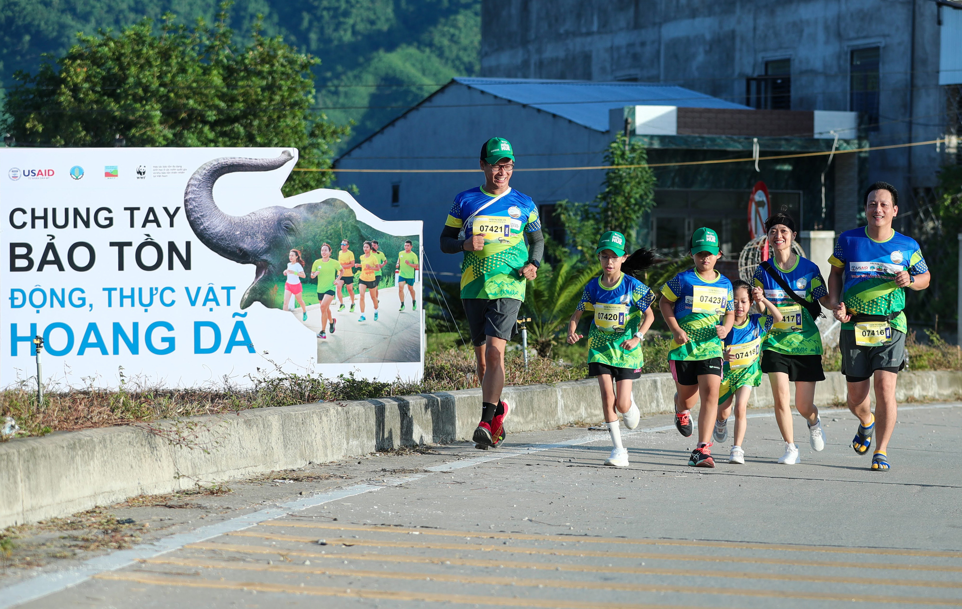 Rất đông vận động viên và người yêu thích bảo tồn thiên nhiên tham gia Giải chạy Khám phá Nông Sơn - Hưởng ứng Ngày Voi thế giới.