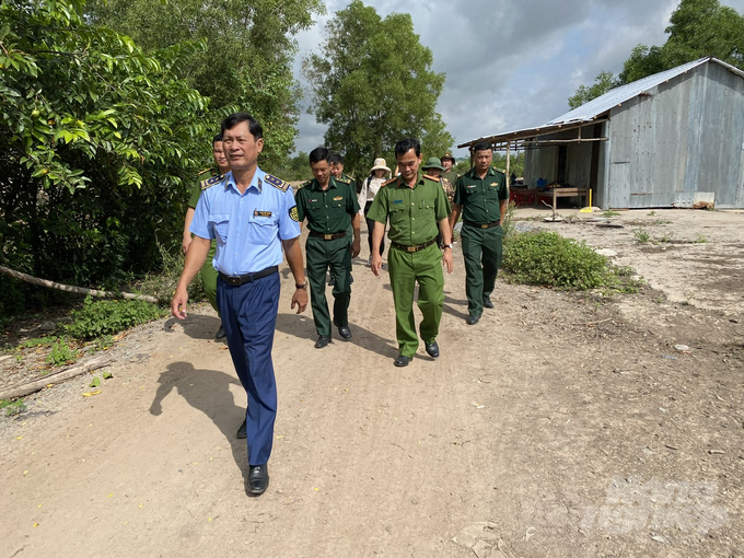 Mr. Pham Duc Chinh, Standing Deputy Head of the Nationa Steering Committee 389, Director of Long An Market Management Department, led the inter-sectoral delegation of Long An province to inspect border smuggling and trade fraud activities. Photo: Hoang Vu.
