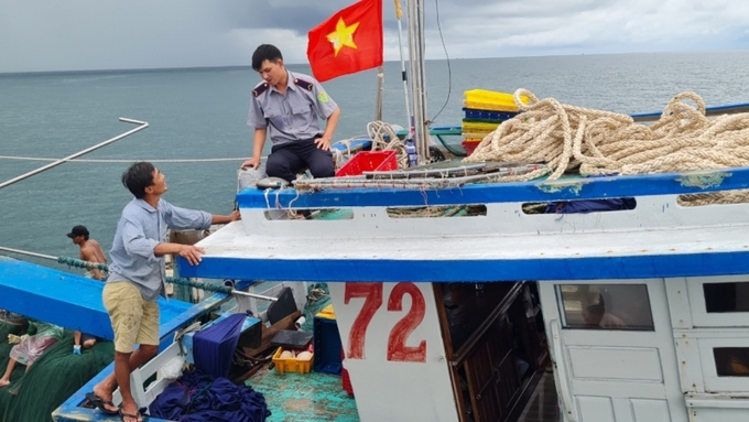 Fisheries control forces in Kien Giang province promote and disseminate regulations to fishermen.