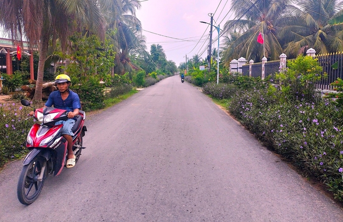 Tuyến đường hoa ấp Thới An sạch đẹp, khang trang. Ảnh: Minh Đảm.