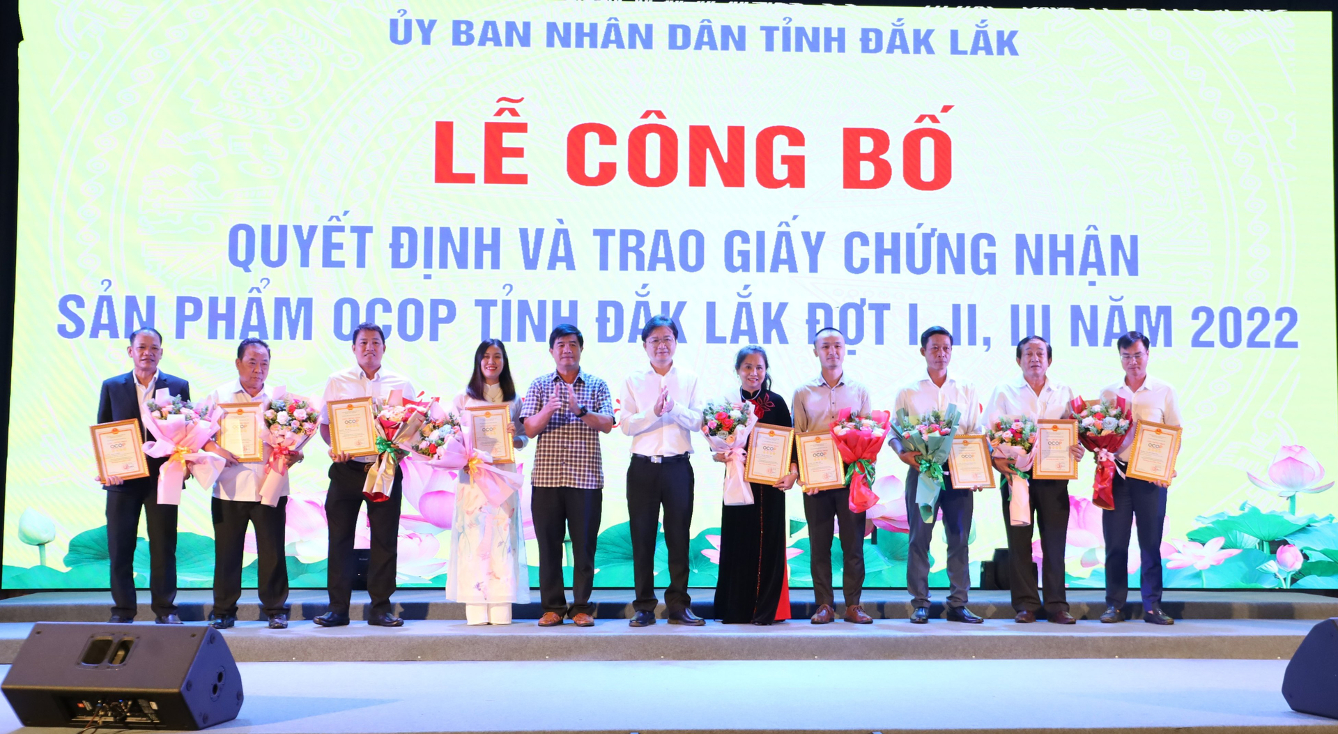 Lãnh đạo UBND tỉnh Đắk Lắk trao giấy chứng nhận OCOP 4 sao cho các chủ thể tại hội nghị. Ảnh: Quang Yên.