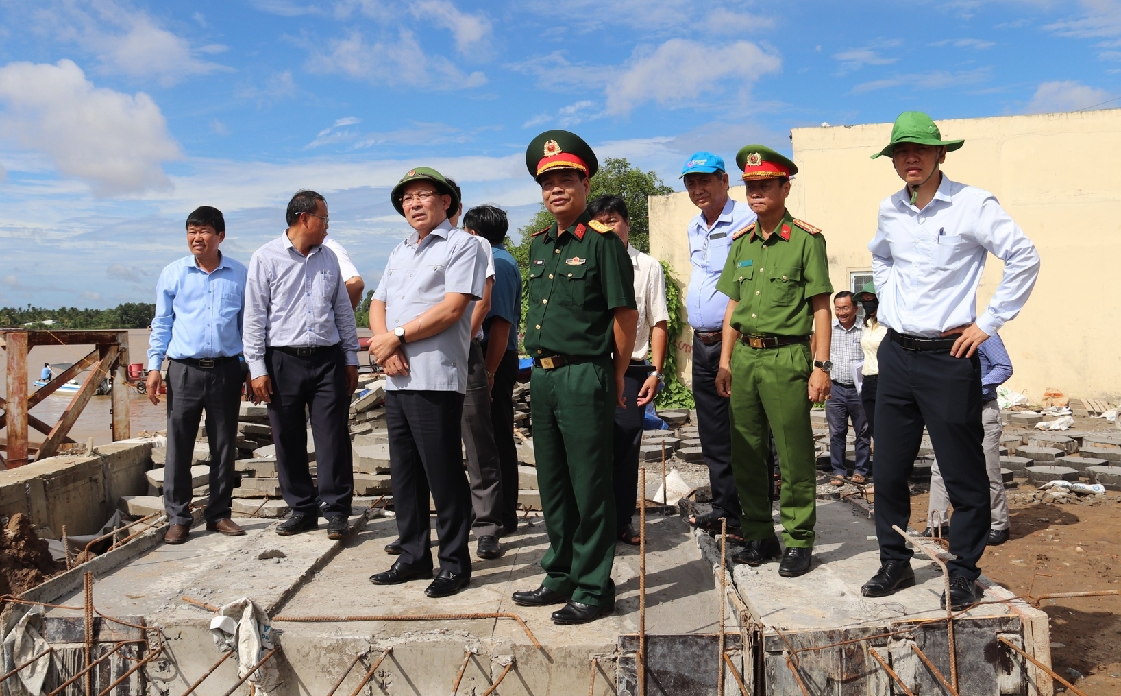 Đoàn công tác khảo sát kè chống sạt lở sông Mang Thít tại thị trấn Trà Ôn. Ảnh: Minh Đảm.